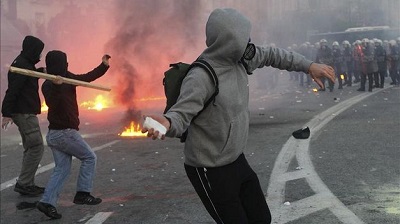 policia-reprime-atenas-manifestacion-acuerdos_tinima20120212_0586_5